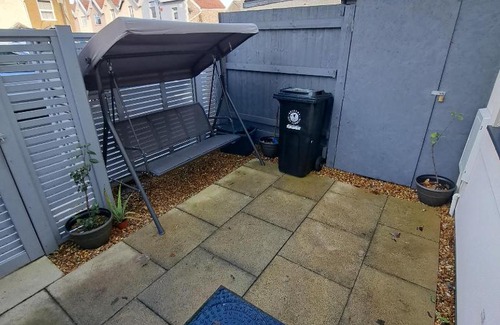 Hanham House | Lovely and Modern Groundfloor 1 Single Bedroom Condo with Netflix, Tea/Coffee/Biscuits