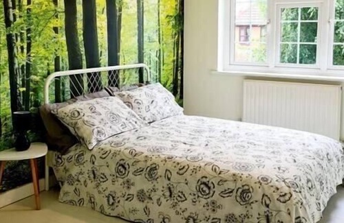 Brentwood House | Lovely and Spacious Family House with Garden
