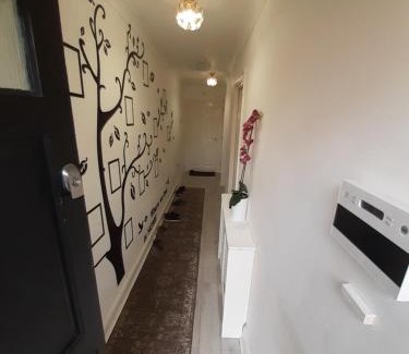 Gravesend House | Lovely and Spacious Room with Conservatory