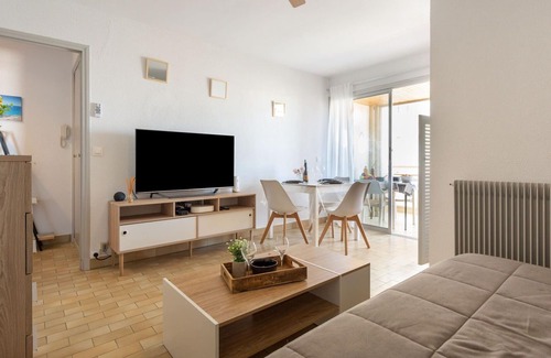 Les Arenes Apartment | Lovely apartment for 4 guests with WIFI, TV, balcony, pets allowed and parking