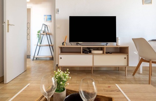 Les Arenes Apartment | Lovely apartment for 4 guests with WIFI, TV, balcony, pets allowed and parking