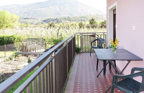 Calceranica al Lago Apartment | Lovely apartment for 5 guests with WIFI, TV, patio, pets allowed, panoramic view and parking