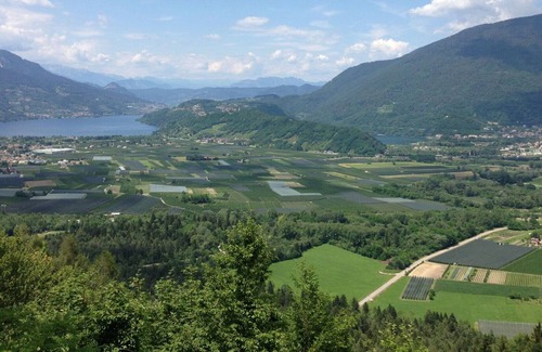 Calceranica al Lago Apartment | Lovely apartment for 5 guests with WIFI, TV, patio, pets allowed, panoramic view and parking