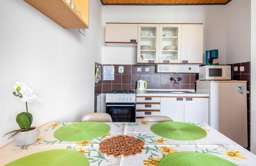 Rabyne Apartment | Lovely apartment for 5 guests with WIFI, patio, pets allowed, panoramic view and parking
