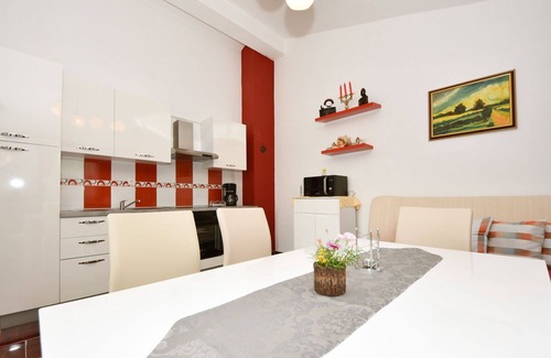 Obrovac Apartment | Lovely apartment for 4 people with A/C, WIFI, TV, terrace and parking