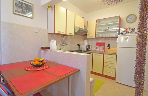 Obrovac Apartment | Lovely apartment for 5 guests with A/C, TV, terrace and parking