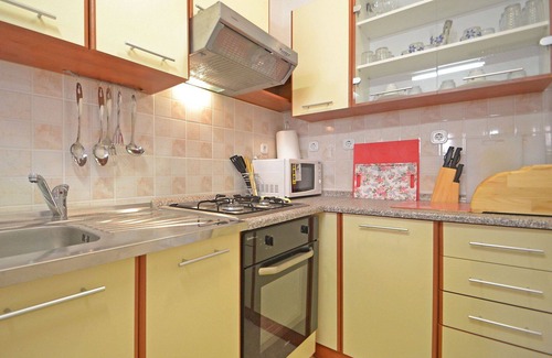 Obrovac Apartment | Lovely apartment for 5 guests with A/C, TV, terrace and parking