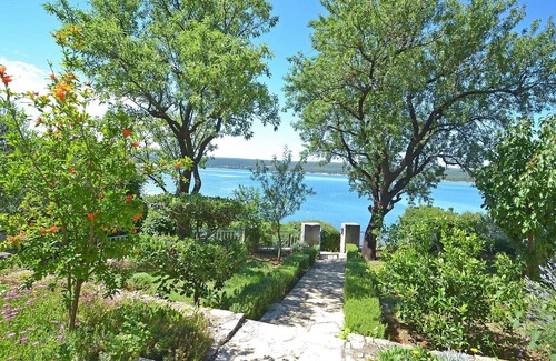 Obrovac Apartment | Lovely apartment for 5 guests with A/C, TV, terrace and parking