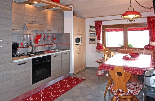 Peglio Apartment | Lovely apartment for 6 guests with WIFI, TV, patio, pets allowed and parking