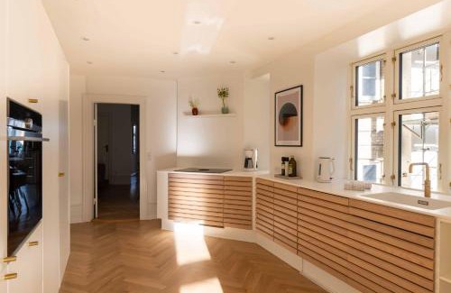 Osterbro Apartment | Lovely Apartment by w Bathtub and Balcony