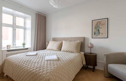 Osterbro Apartment | Lovely Apartment by w Bathtub and Balcony
