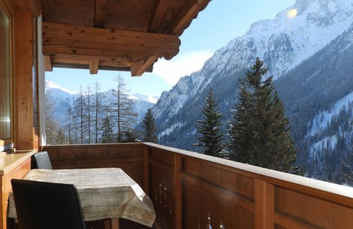 Spiss Apartment | Lovely apartment for 6 guests with WIFI, TV, balcony and parking