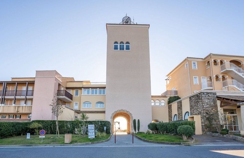 Le Dramont Apartment | Lovely apartment for 4 people with WIFI, pool, TV, terrace and pets allowed