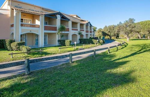 Le Dramont Apartment | Lovely apartment for 4 people with WIFI, pool, TV, terrace and pets allowed