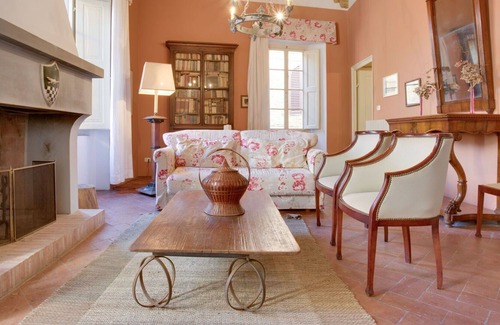 San Gimignano City Centre Apartment | Lovely apartment for 6 guests with terrace