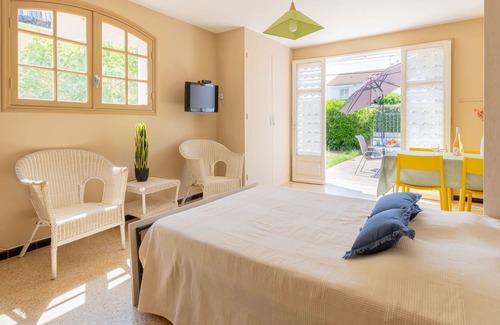 Toulon - Hyeres Apartment | Lovely apartment for 2 people with WIFI, TV, patio and pets allowed