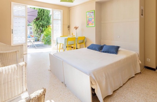 Toulon - Hyeres Apartment | Lovely apartment for 2 people with WIFI, TV, patio and pets allowed