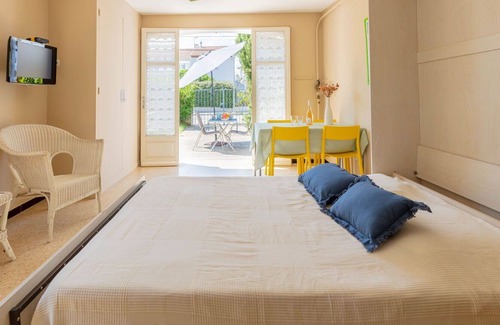 Toulon - Hyeres Apartment | Lovely apartment for 2 people with WIFI, TV, patio and pets allowed