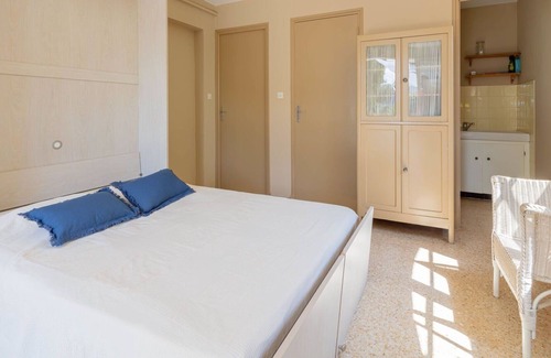 Toulon - Hyeres Apartment | Lovely apartment for 2 people with WIFI, TV, patio and pets allowed