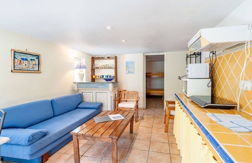 Lambesc Apartment | Lovely apartment for 4 people with pool, WIFI, TV, patio, pets allowed and parking
