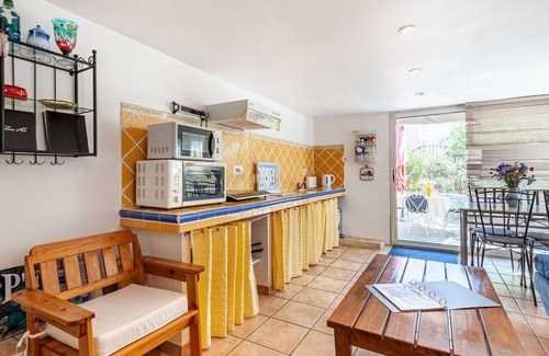 Lambesc Apartment | Lovely apartment for 4 people with pool, WIFI, TV, patio, pets allowed and parking