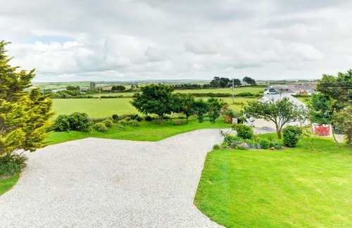 St Merryn Apartment | Lovely apartment for 4 people with WIFI, TV, pets allowed, panoramic view and parking
