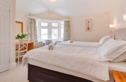 St Merryn Apartment | Lovely apartment for 4 people with WIFI, TV, pets allowed, panoramic view and parking