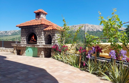 Jurandvor Apartment | Lovely apartment for 4 guests with WIFI, A/C, TV, patio, pets allowed and parking