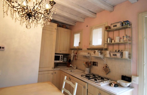 Cinque Terre Apartment | Lovely apartment for 5 people with WIFI, pool, TV, patio and parking