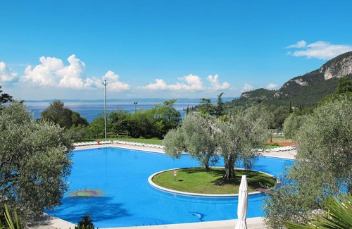 Corno Apartment | Lovely apartment for 5 people with WIFI, pool, TV, terrace and parking