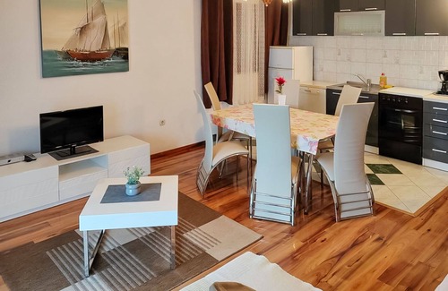 Ribarica Apartment | Lovely apartment for 6 guests with A/C, WIFI, TV, terrace and parking