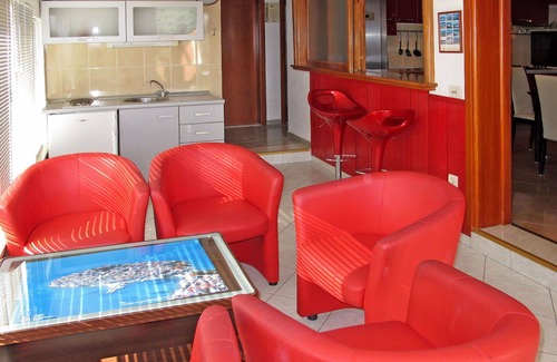 Primosten Apartment | Lovely apartment for 6 people with WIFI, A/C, private pool, TV, terrace, pets allowed and parking