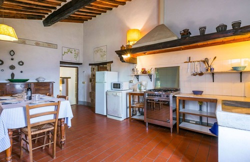 Pescia Apartment | Lovely apartment for 6 people with pool, WIFI, TV, patio, pets allowed and parking