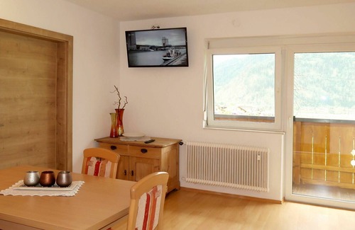 Prutz Apartment | Lovely apartment for 6 people with WIFI, TV, patio, pets allowed and parking
