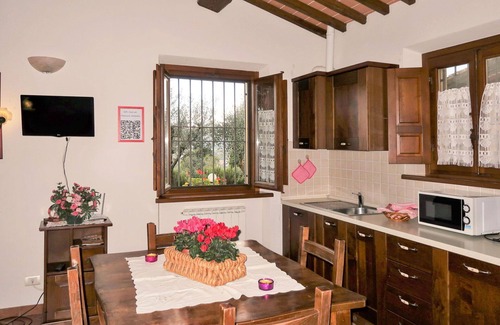 Bucine Apartment | Lovely apartment for 4 guests with pool, WIFI, TV, terrace, pets allowed and parking