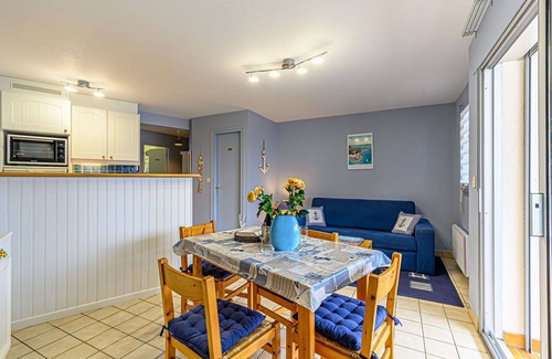 Locmariaquer Apartment | Lovely apartment for 4 guests with TV, balcony and parking