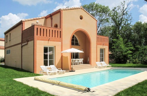 Pont-de-Larn House | Lovely apartment in villa for 8 guests with private pool, TV, terrace and pets allowed