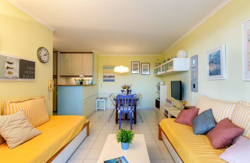 Cap Esterel Apartment | Lovely apartment for 5 guests with WIFI, A/C, pool, TV, patio, pets allowed and parking