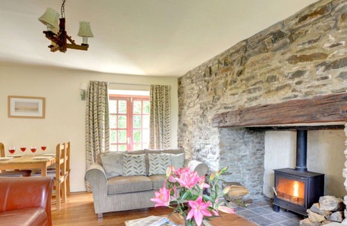 Llanerchymedd House | Lovely apartment in villa for 4 guests with WIFI, TV, pets allowed and parking