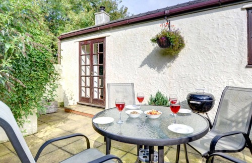 Llanerchymedd House | Lovely apartment in villa for 4 guests with WIFI, TV, pets allowed and parking