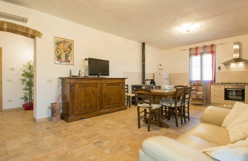 Pomarance Villa | Lovely apartment in villa for 7 guests with A/C, WIFI, terrace, pets allowed and parking