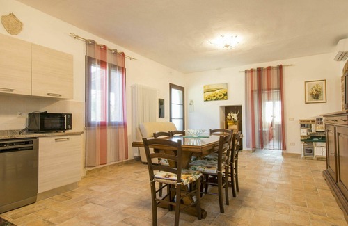 Pomarance Villa | Lovely apartment in villa for 7 guests with A/C, WIFI, terrace, pets allowed and parking