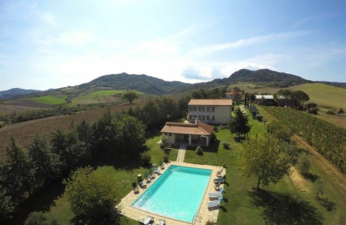 Pomarance Villa | Lovely apartment in villa for 5 guests with WIFI, pool, TV, terrace, panoramic view and parking