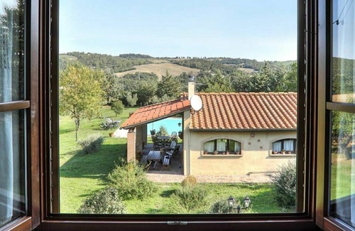 Pomarance Villa | Lovely apartment in villa for 5 guests with pool, WIFI, TV, veranda and parking