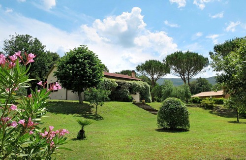 Montorsaio House | Lovely apartment in villa for 4 guests with WIFI, pool, TV, patio, pets allowed and parking