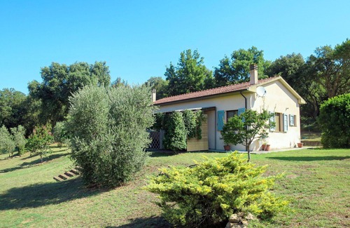 Montorsaio House | Lovely apartment in villa for 4 guests with WIFI, pool, TV, patio, pets allowed and parking