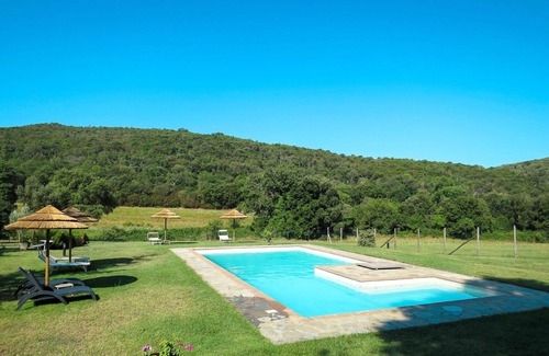 Montorsaio House | Lovely apartment in villa for 4 guests with WIFI, pool, TV, patio, pets allowed and parking