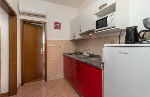 Jadranovo Apartment | Lovely apartment in Jadranovo with WiFi