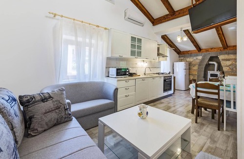 Zagorje Apartment | Lovely apartment in Krsan with WiFi