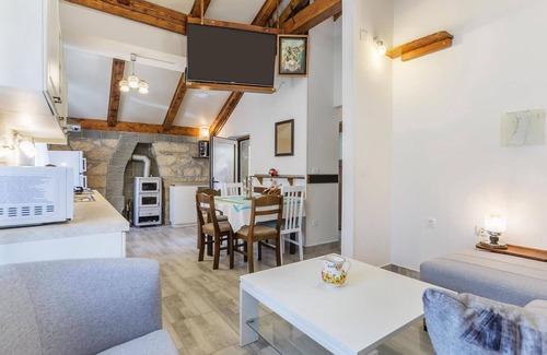 Zagorje Apartment | Lovely apartment in Krsan with WiFi